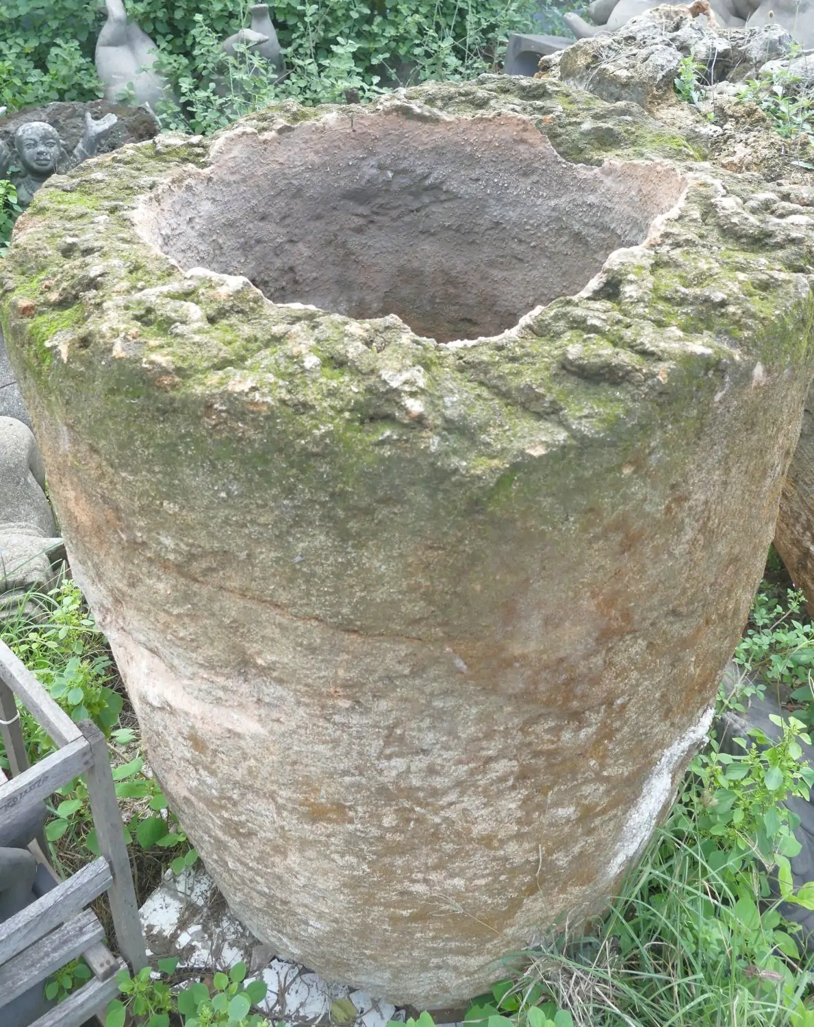  Product image 5 of the product “The Iceland Pot is made of limestone, it comes from coast of Indonesia. It is about 120cm height and 83cm depth. ”